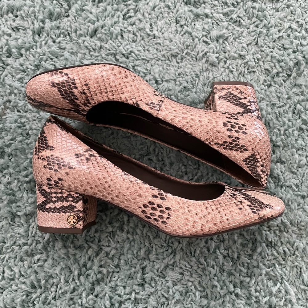 Tory Burch Snakeskin Embossed Block Heel
Round Toe Pumps Heels Shoes